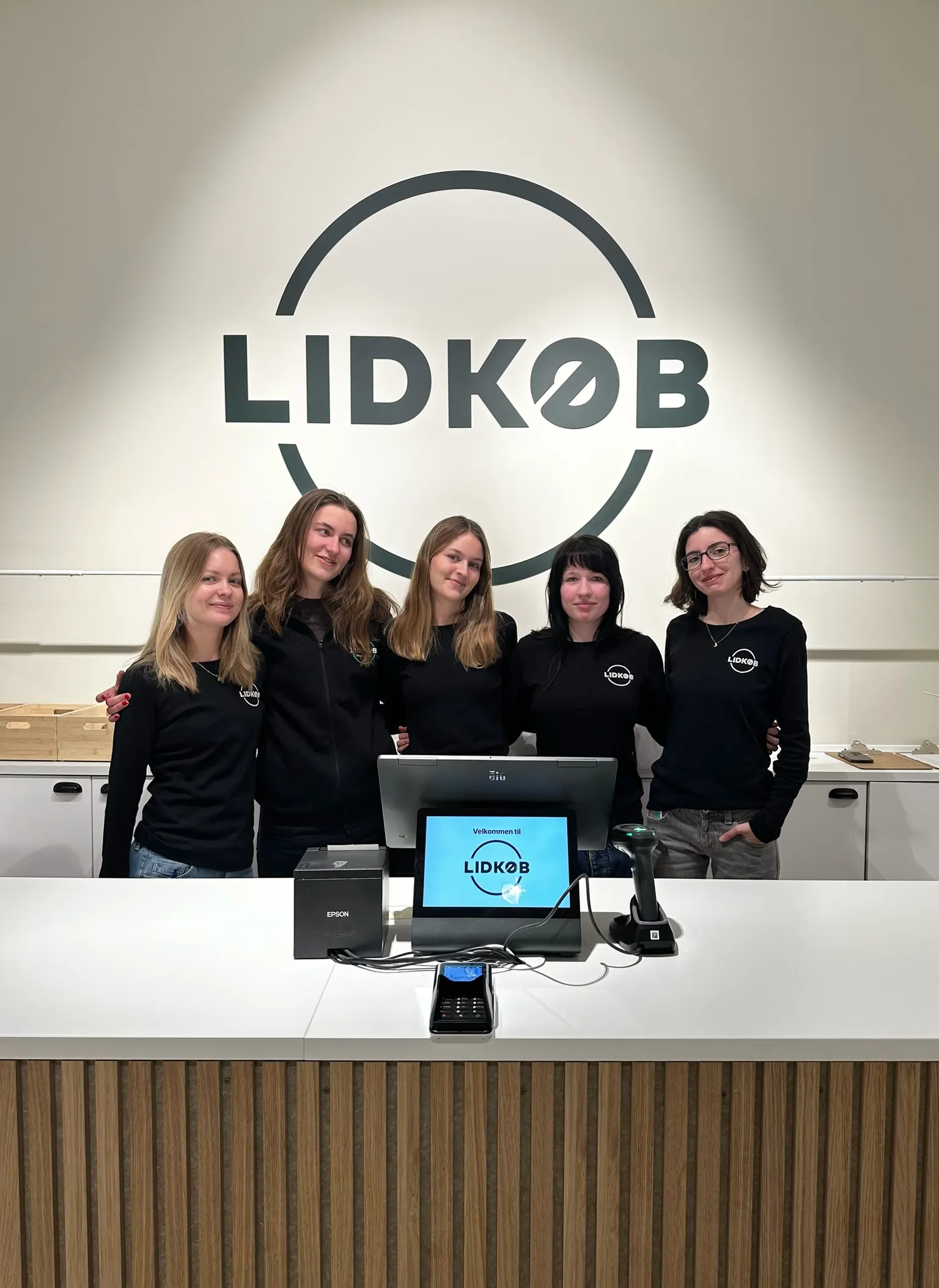 Lidkøb personale i butik klar til at hjælpe