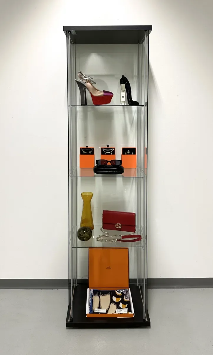 Premium glasskab med sko og tasker hos Lidkøb