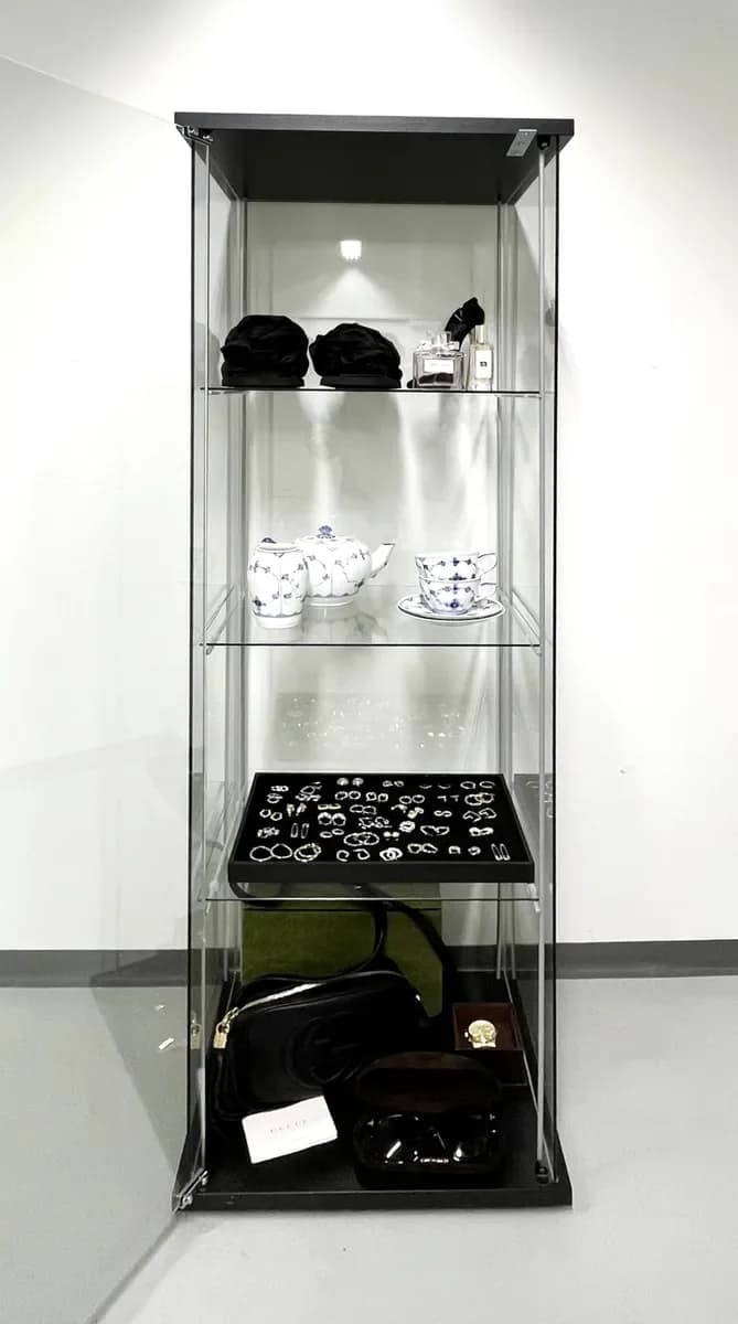 Premium glasskab med smykker og porcelæn hos Lidkøb