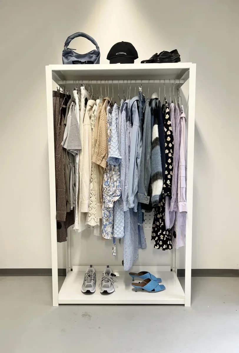 Dametøj stand hos Lidkøb secondhand