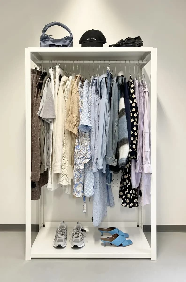 Lidkøb stand med dametøj udvalg