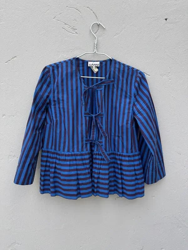 Brun button-up skjorte på bøjle hos Lidkøb secondhand