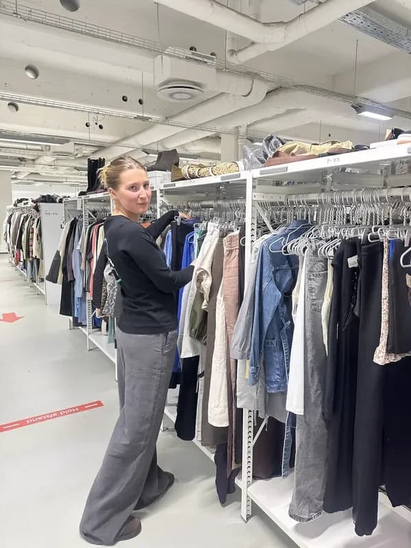 Kvinde browser tøj i Lidkøb secondhand butik