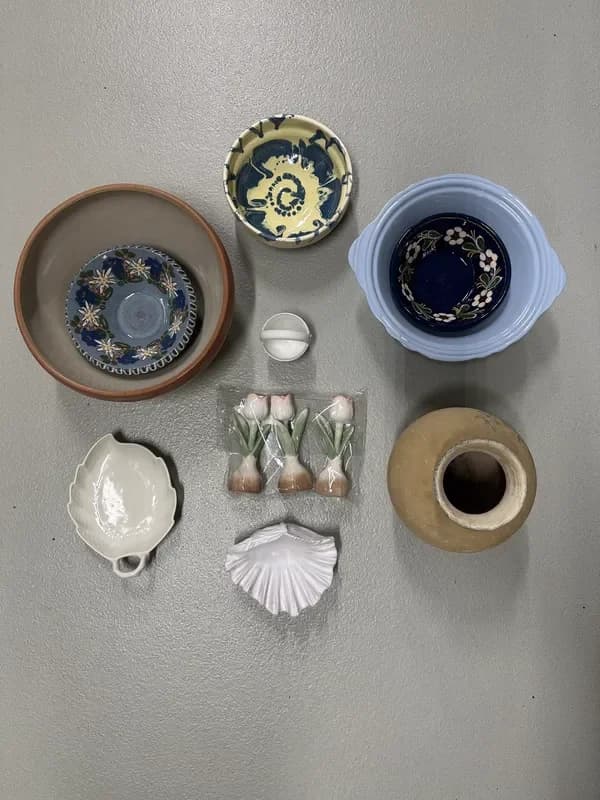 Kvinde søger tøj i Lidkøb secondhand butik