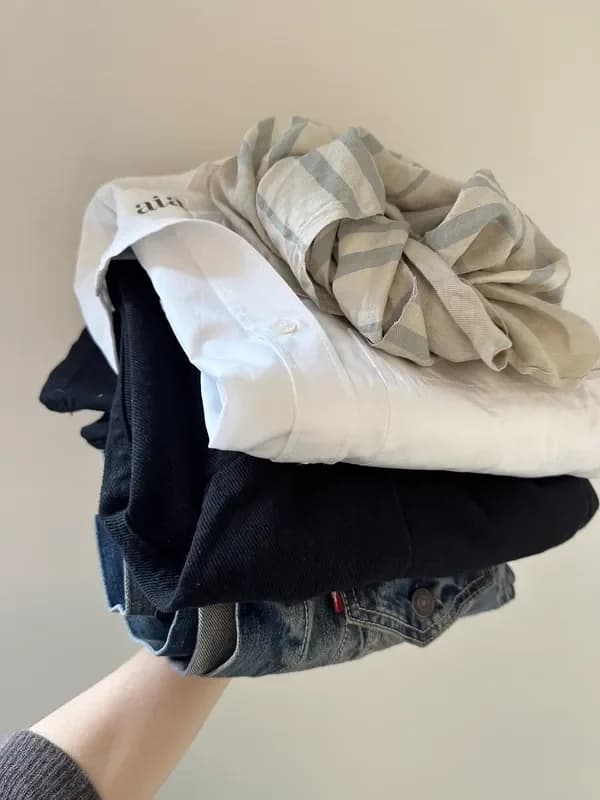 Foldet tøj i stabel hos Lidkøb secondhand