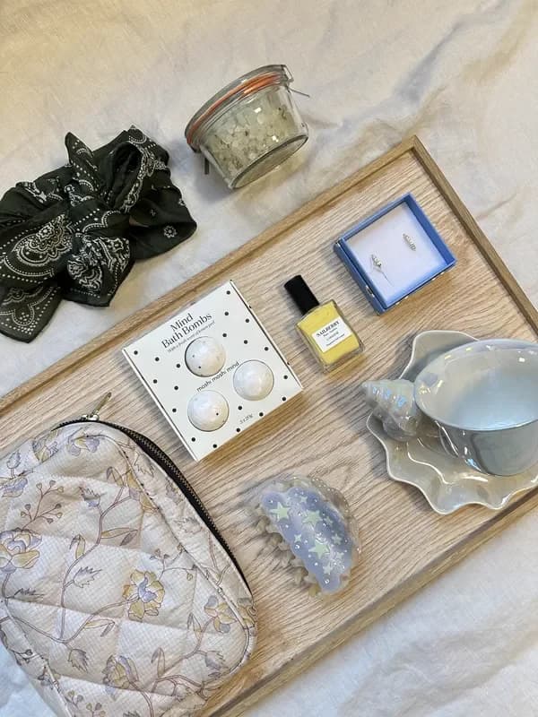 Gaveideer på træbakke med accessories hos Lidkøb