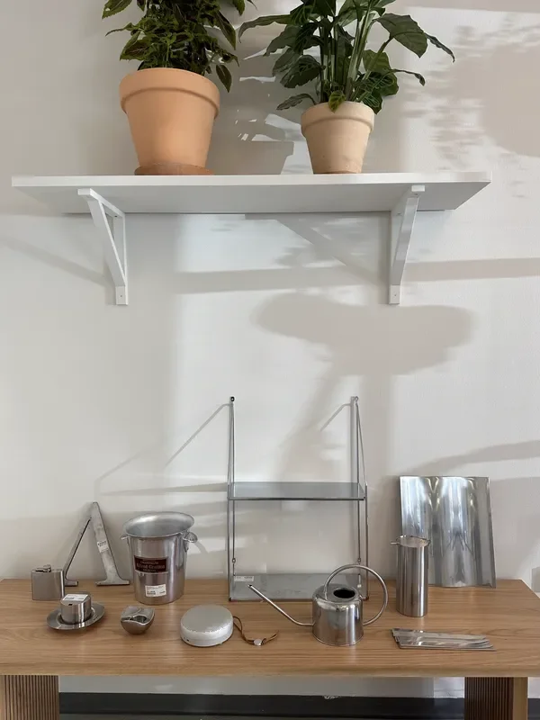 Hylde indretning med keramik hos Lidkøb secondhand