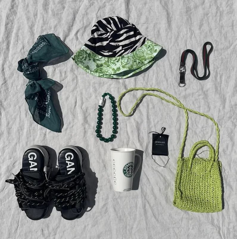 Keramik kopper på træbakke hos Lidkøb secondhand