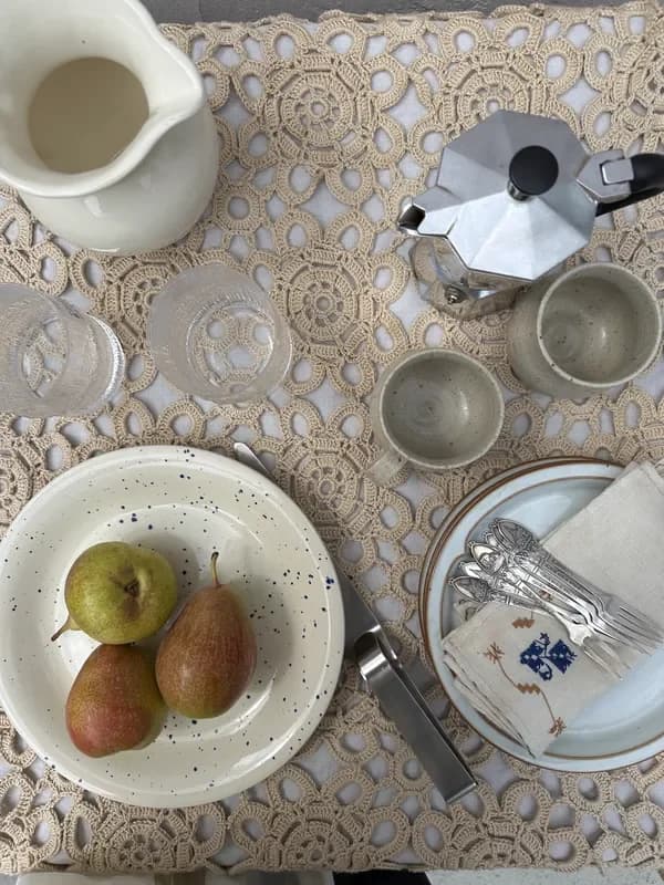 Keramik skåle og tallerkener med frugt hos Lidkøb