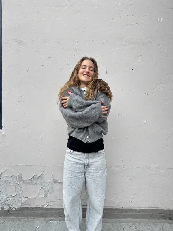 Model i grå sweater hos Lidkøb secondhand