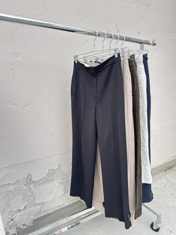 Mørke bukser på stativ hos Lidkøb secondhand