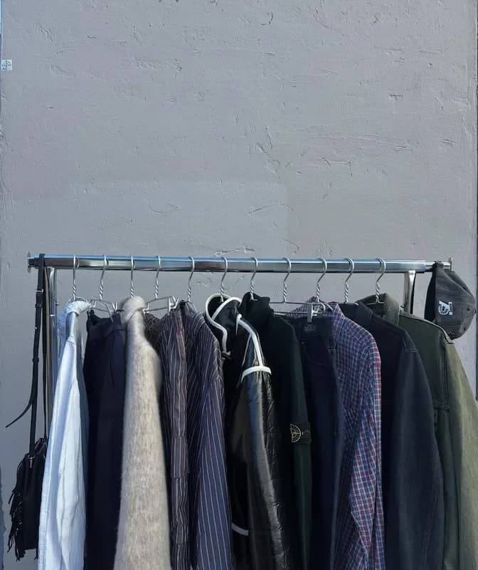 Mørkt tøj på stativ hos Lidkøb secondhand