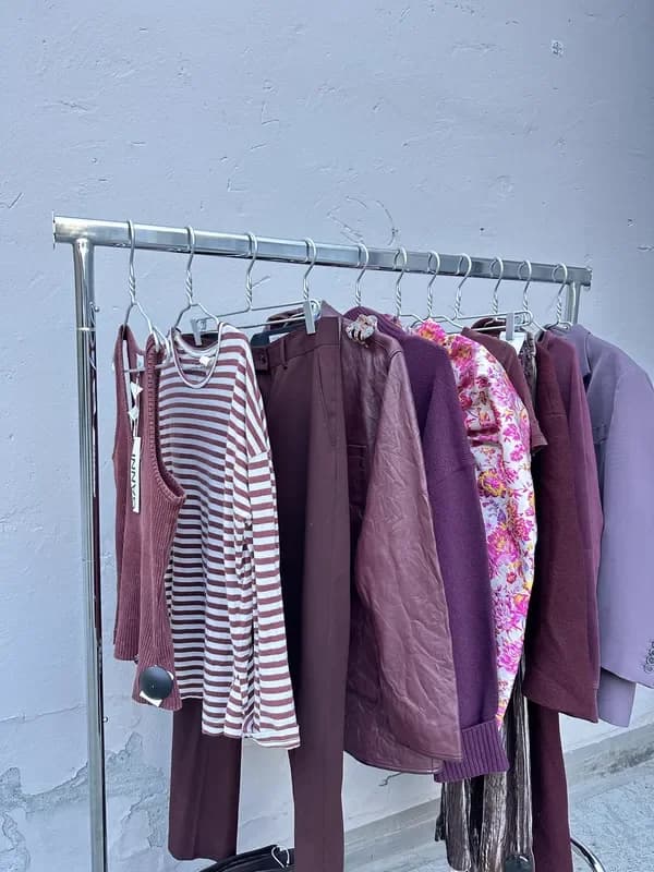 Rosa og pink tøj på stativ hos Lidkøb secondhand