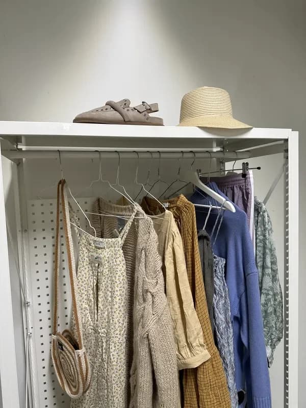 Sommertøj på stativ med hat hos Lidkøb secondhand