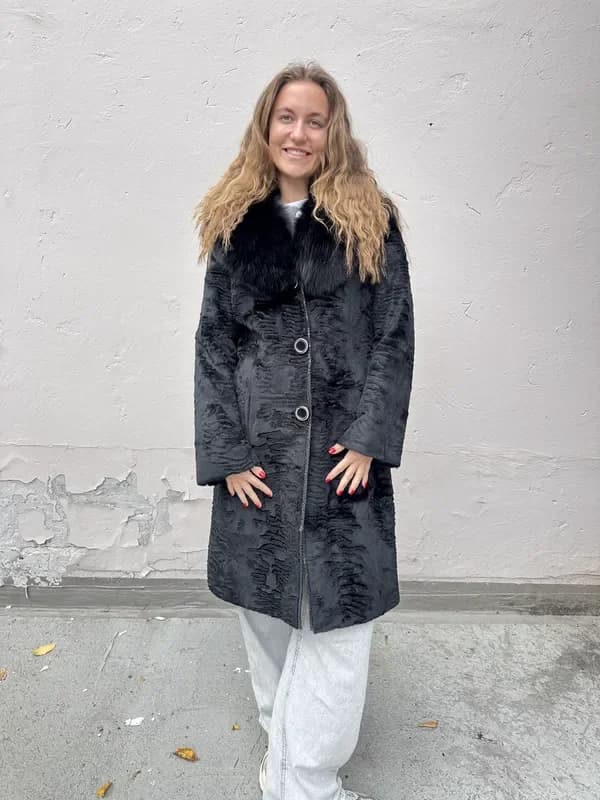 Tøjstativ med butiksoverblik hos Lidkøb secondhand